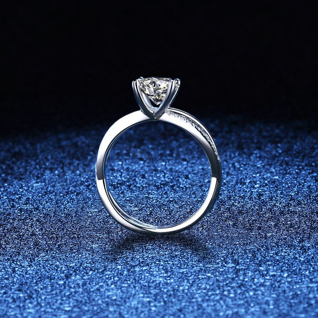 ```json
{
  "jewelryName": "[Elara]ELEGANTER 4-KRALLEN-ÜBERKREUZTER MOISSANIT-VERLOBUNGSRING"
}
```