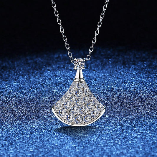 {
  "product": {
    "name": "エレガントな扇形モアッサナイトペンダントネックレス"
  },
  "brand": "Elara"
}