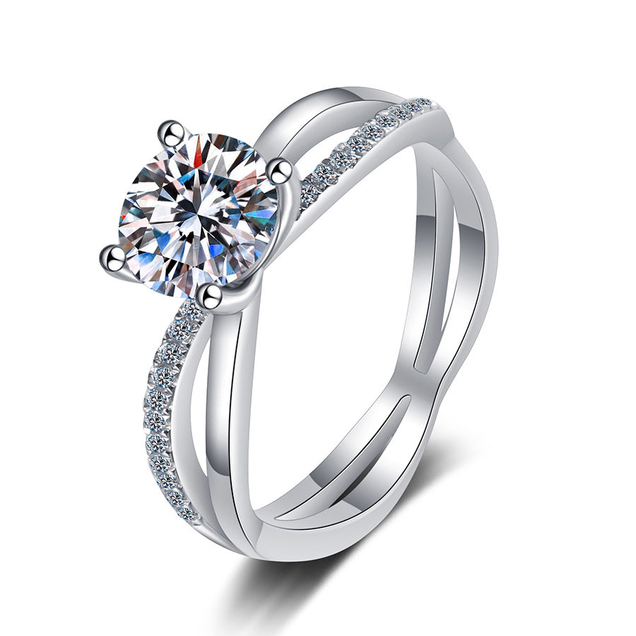 ```json
{
  "jewelryName": "[Elara]ELEGANTER 4-KRALLEN-ÜBERKREUZTER MOISSANIT-VERLOBUNGSRING"
}
```