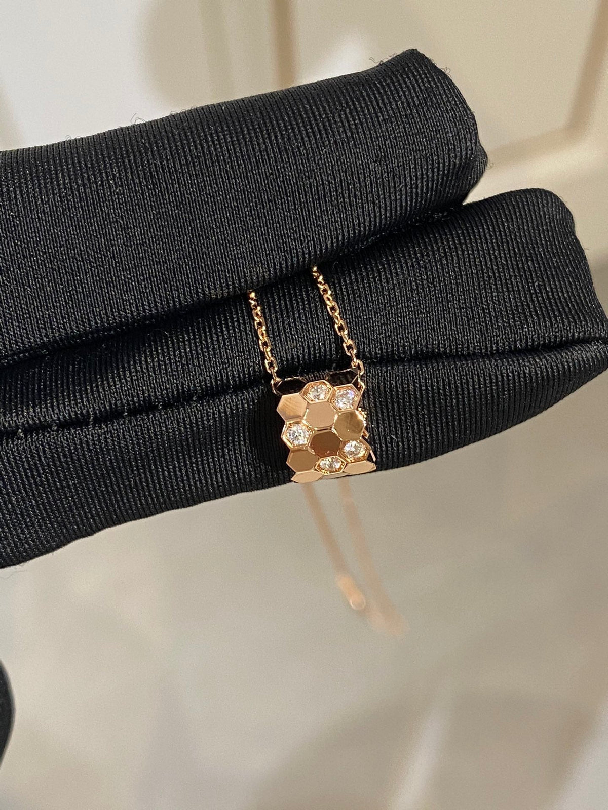 [Elara]BEE LOVE DIAMOND NECKLACE