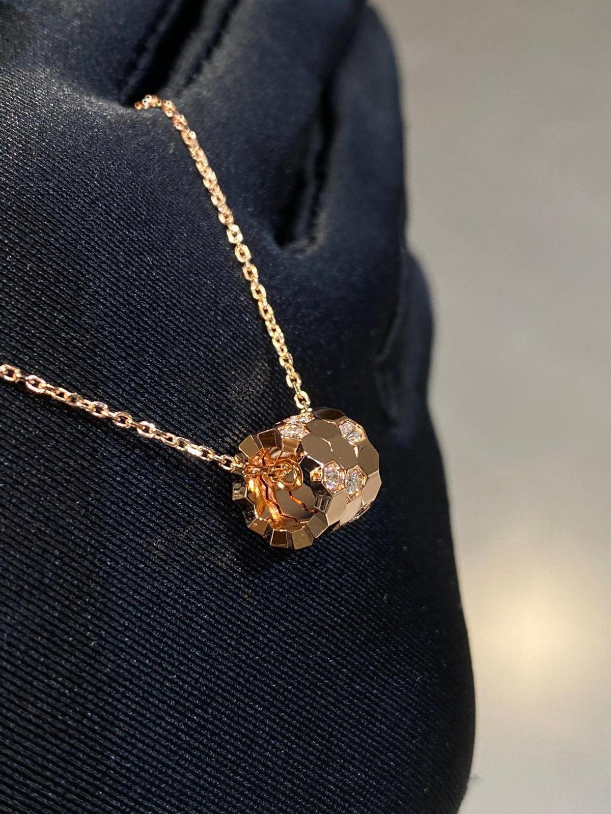 [Elara]BEE LOVE DIAMOND NECKLACE