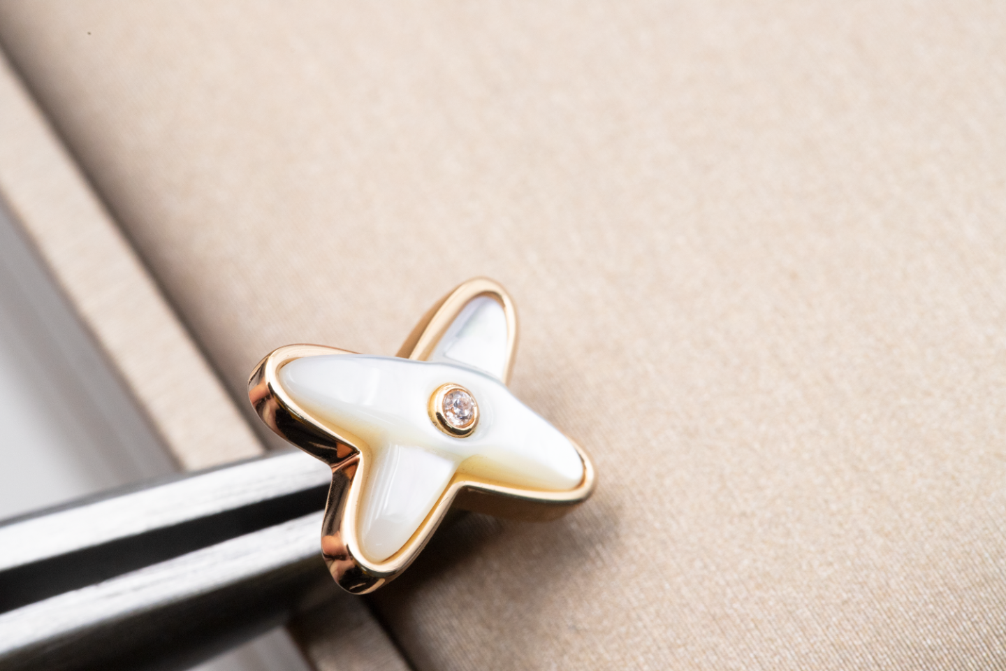 [Elara]JEUX DE WHITE MOP ROSE GOLD DIAMOND EARRINGS