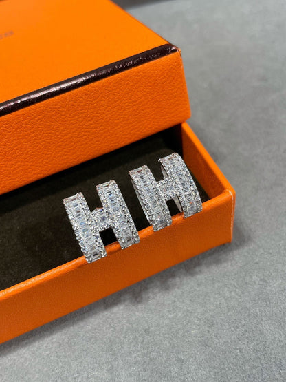 [Elara]H STUD EARRINGS WITH SILVER DIAMONDS