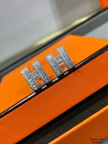 [Elara]H STUD EARRINGS WITH SILVER DIAMONDS