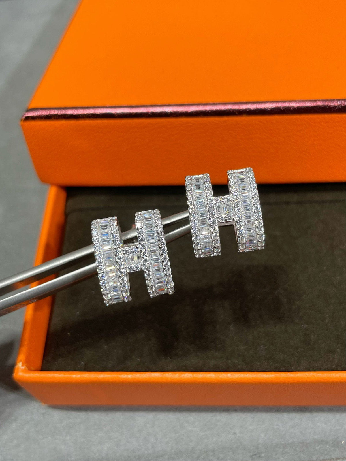 [Elara]H STUD EARRINGS WITH SILVER DIAMONDS