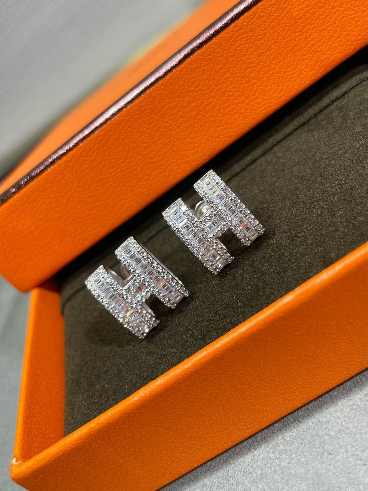 [Elara]H STUD EARRINGS WITH SILVER DIAMONDS
