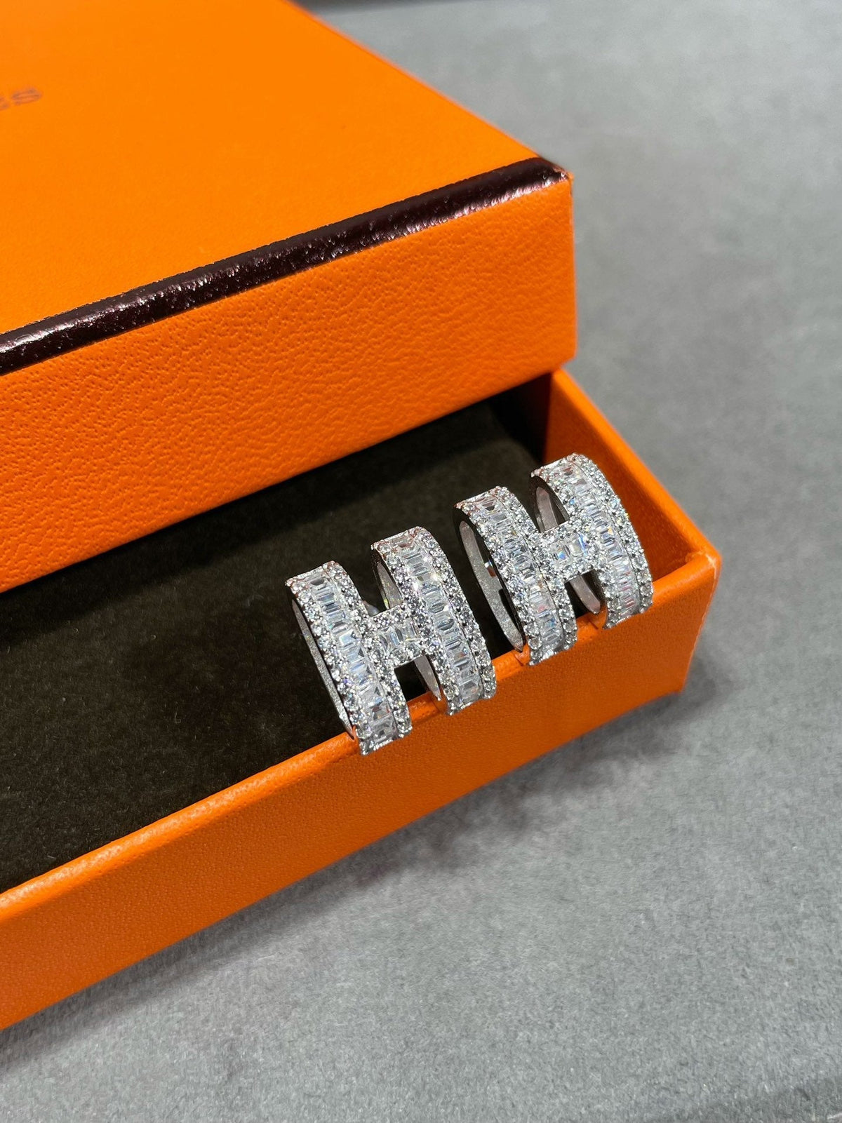 [Elara]H STUD EARRINGS WITH SILVER DIAMONDS