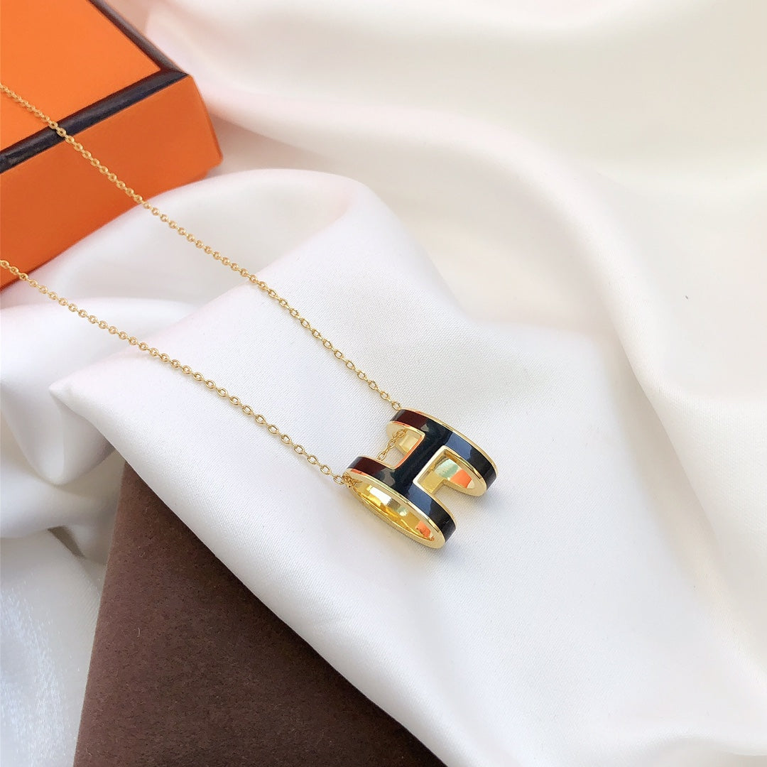 [Elara]HM CLIC BLACK ENAMEL GOLD NECKLACE