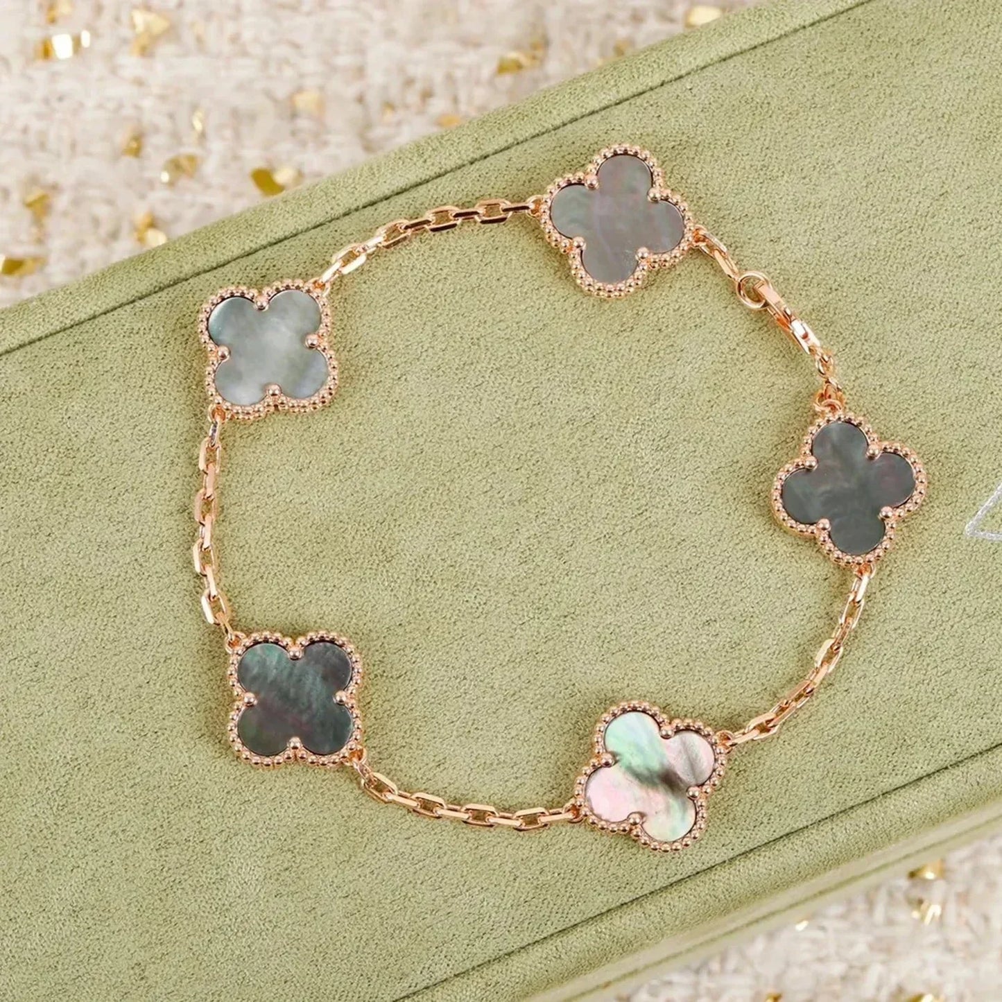[Elara] LUCKY CLOVER 5-MOTIF BRACELET - KOLLEKTION GRAUES PERLMUTT