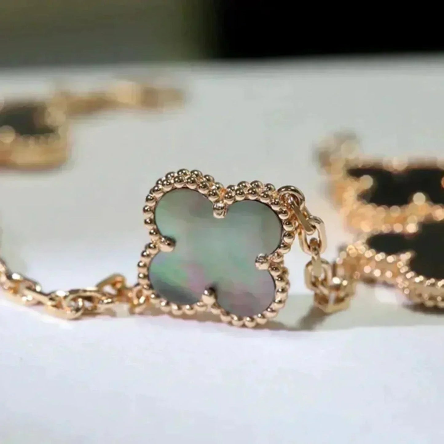 [Elara] LUCKY CLOVER 5-MOTIF BRACELET - KOLLEKTION GRAUES PERLMUTT