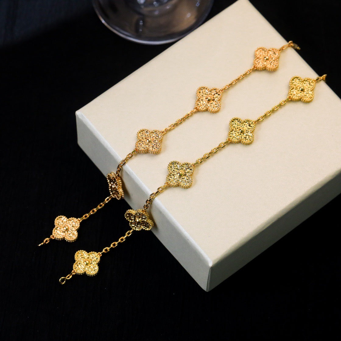 [Elara]LUCKY CLOVER 5-MOTIF BRACELET - BRONZING