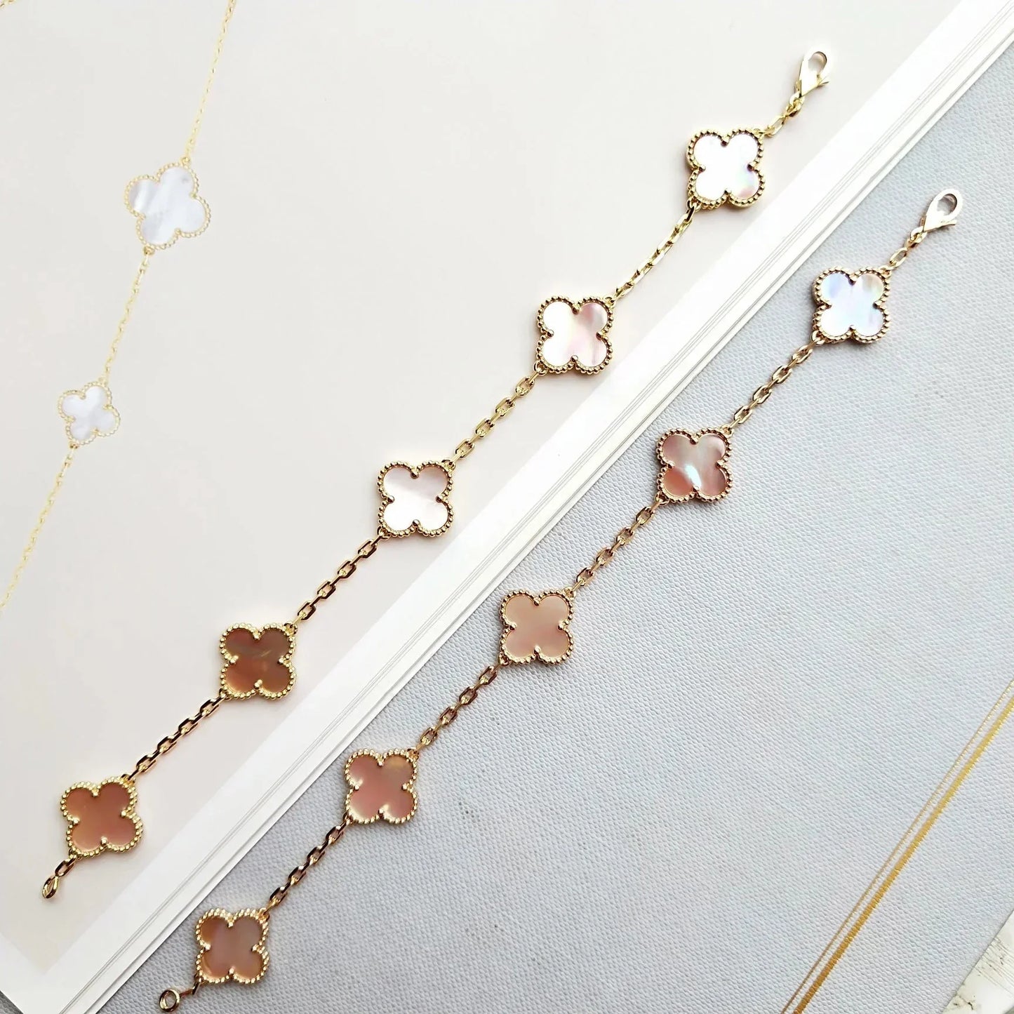 [Elara]LUCKY CLOVER 5-MOTIF BRACELET - ROSAFARBENDE PERLMUTT-KOLLEKTION