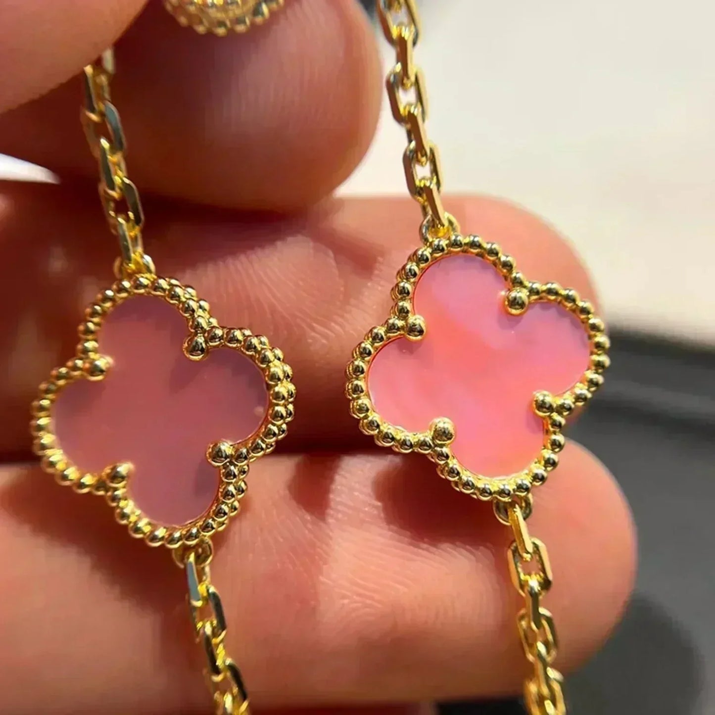 [Elara]LUCKY CLOVER 5-MOTIF BRACELET - ROSAFARBENDE PERLMUTT-KOLLEKTION