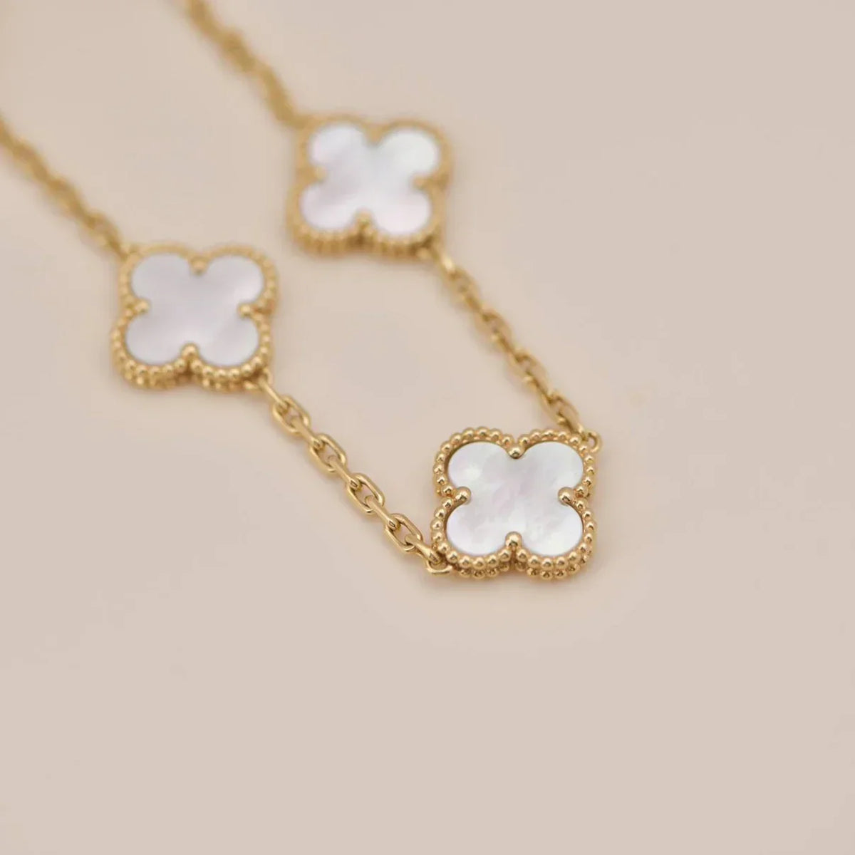 [Elara]LUCKY CLOVER 5-MOTIF-ARMBAND - WEISSE PERLMUTTKOLLEKTION