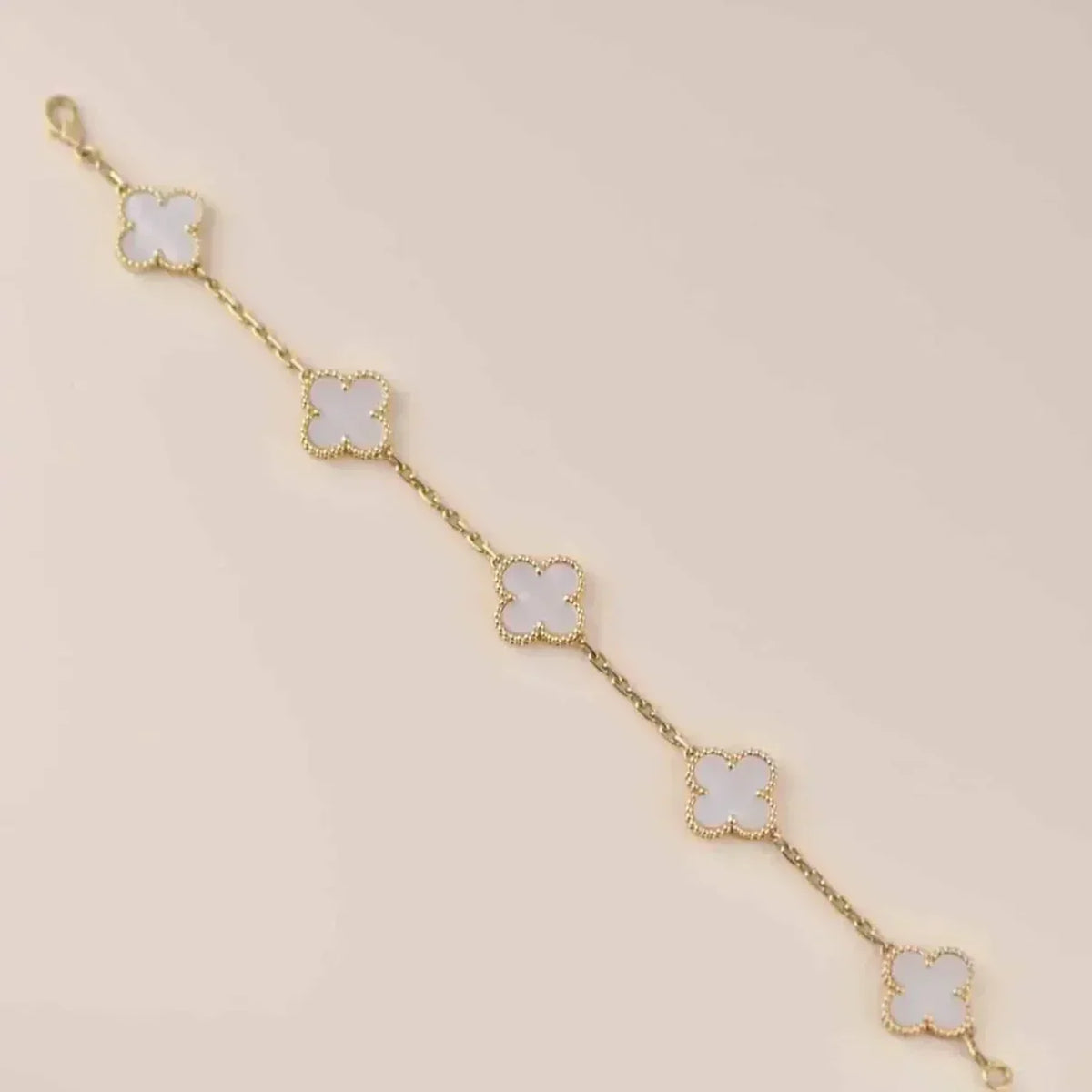 [Elara]LUCKY CLOVER 5-MOTIF-ARMBAND - WEISSE PERLMUTTKOLLEKTION