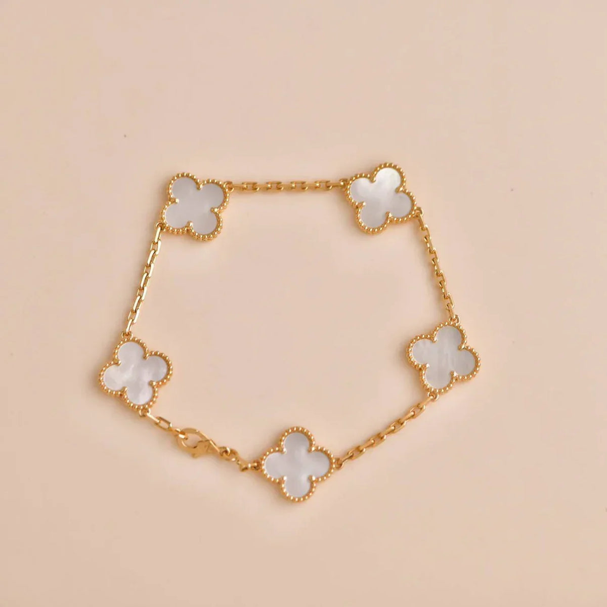 [Elara]LUCKY CLOVER 5-MOTIF-ARMBAND - WEISSE PERLMUTTKOLLEKTION