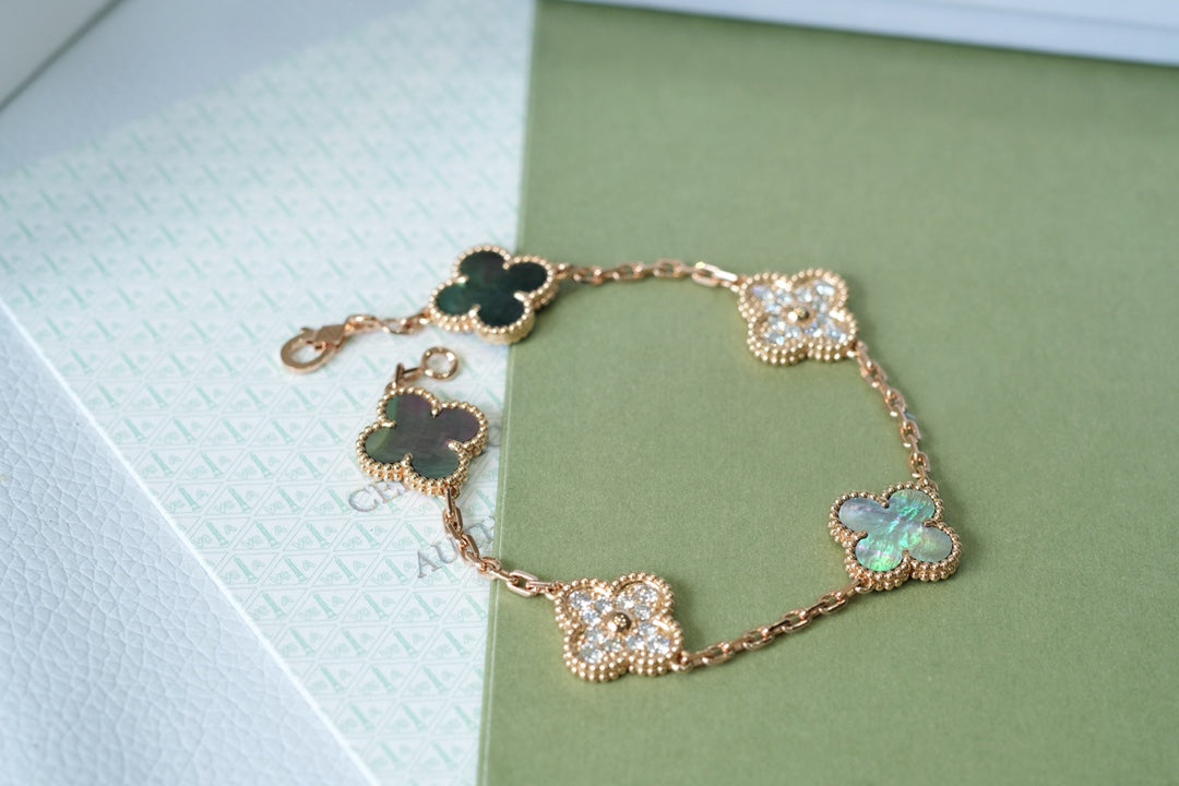[Elara] LUCKY CLOVER 5-MOTIF BRACELET - KOLLEKTION GRAUES PERLMUTT