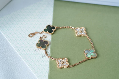 [Elara] LUCKY CLOVER 5-MOTIF BRACELET - KOLLEKTION GRAUES PERLMUTT