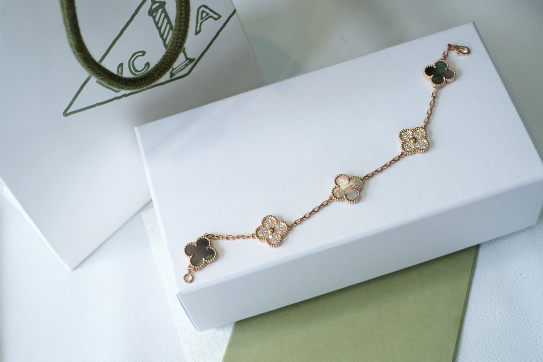 [Elara] LUCKY CLOVER 5-MOTIF BRACELET - KOLLEKTION GRAUES PERLMUTT