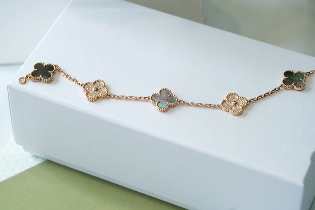 [Elara] LUCKY CLOVER 5-MOTIF BRACELET - KOLLEKTION GRAUES PERLMUTT