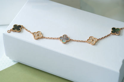 [Elara] LUCKY CLOVER 5-MOTIF BRACELET - KOLLEKTION GRAUES PERLMUTT
