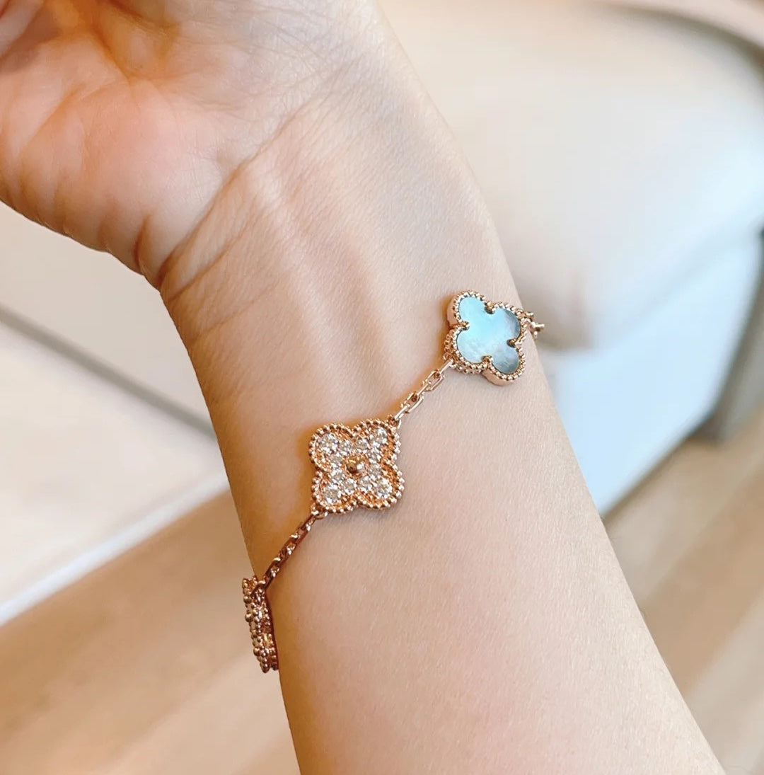 [Elara] LUCKY CLOVER 5-MOTIF BRACELET - KOLLEKTION GRAUES PERLMUTT