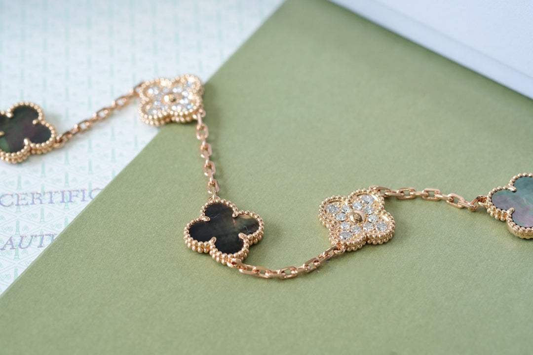 [Elara] LUCKY CLOVER 5-MOTIF BRACELET - KOLLEKTION GRAUES PERLMUTT