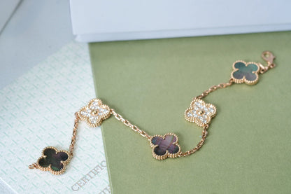 [Elara] LUCKY CLOVER 5-MOTIF BRACELET - KOLLEKTION GRAUES PERLMUTT