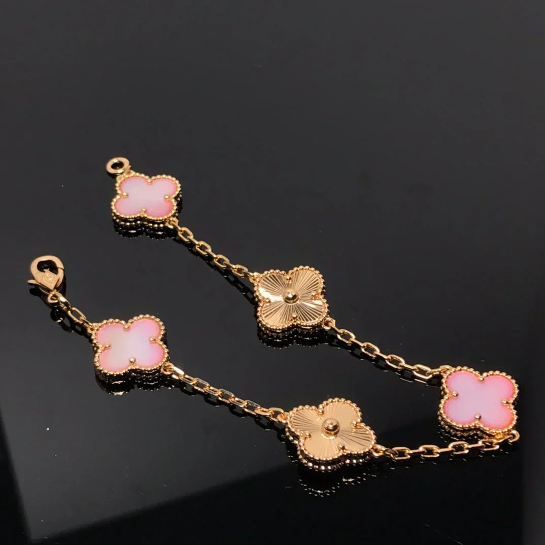[Elara]LUCKY CLOVER 5-MOTIF BRACELET - ROSAFARBENDE PERLMUTT-KOLLEKTION