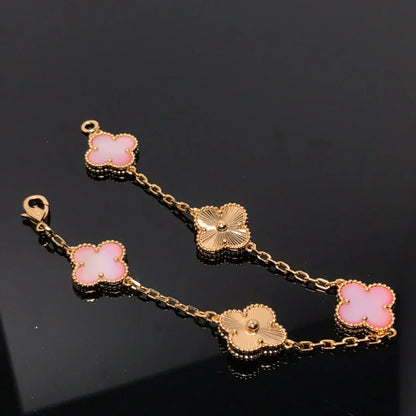 [Elara]LUCKY CLOVER 5-MOTIF BRACELET - ROSAFARBENDE PERLMUTT-KOLLEKTION