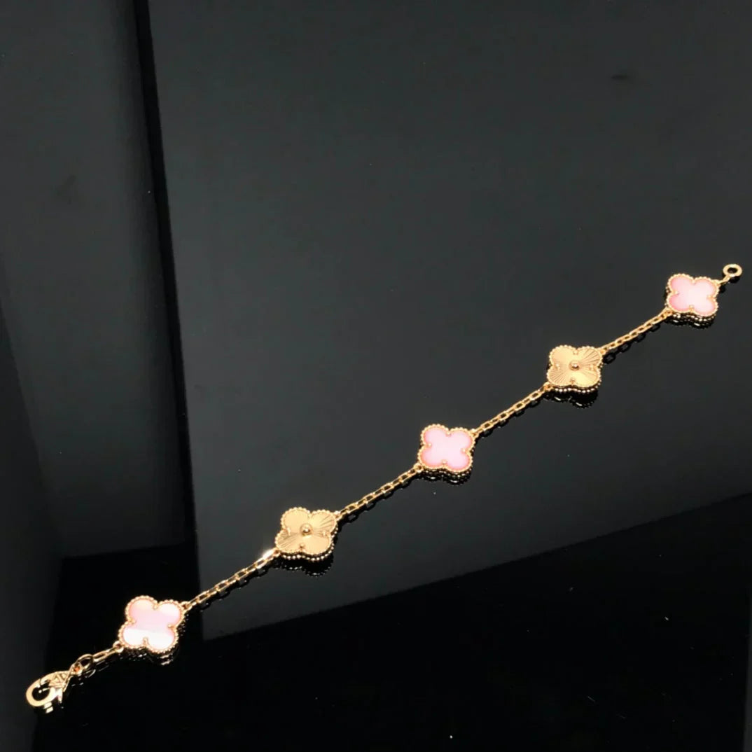 [Elara]LUCKY CLOVER 5-MOTIF BRACELET - ROSAFARBENDE PERLMUTT-KOLLEKTION