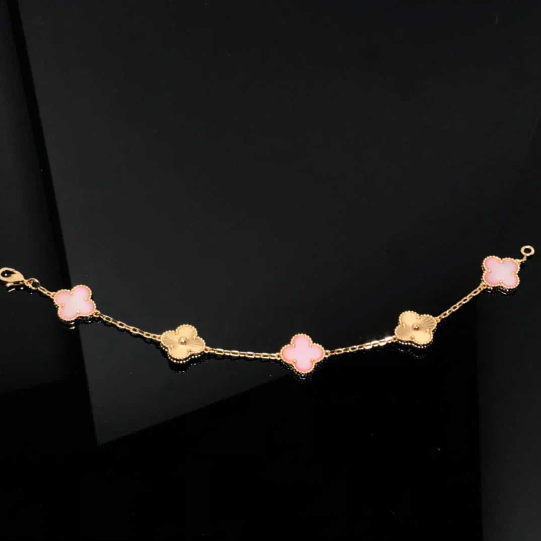 [Elara]LUCKY CLOVER 5-MOTIF BRACELET - ROSAFARBENDE PERLMUTT-KOLLEKTION