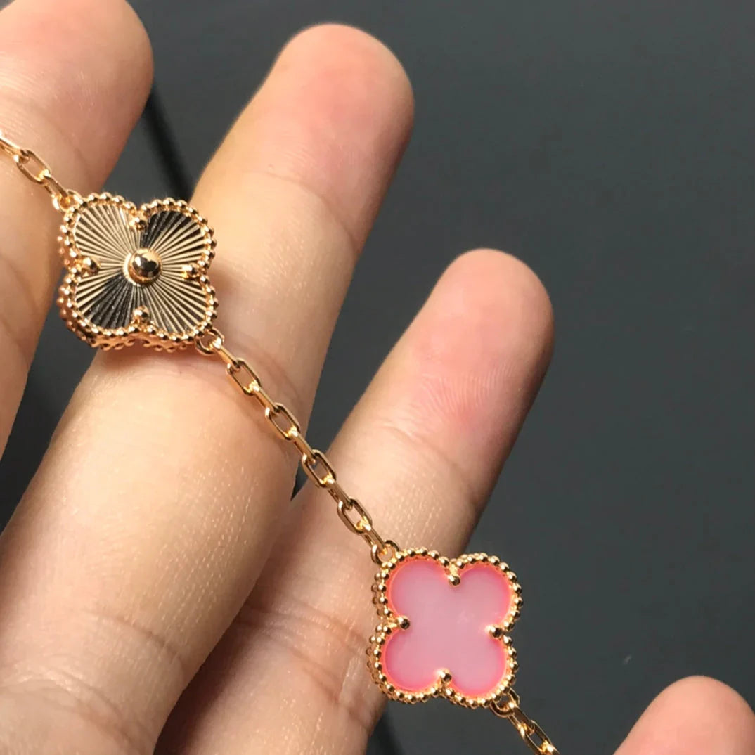 [Elara]LUCKY CLOVER 5-MOTIF BRACELET - ROSAFARBENDE PERLMUTT-KOLLEKTION