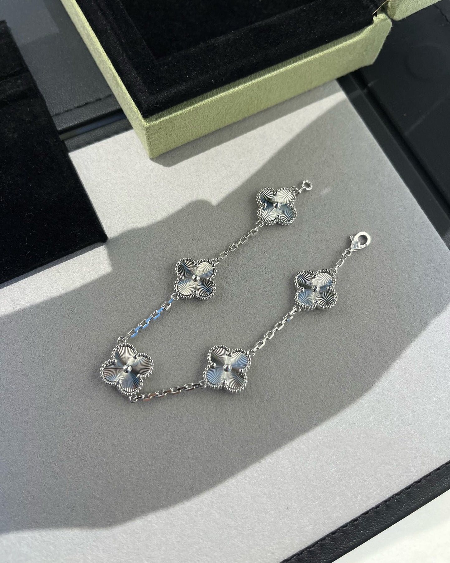 [Elara]GLÜCKSKLEE-ARMBAND MIT 5 MOTIVEN – LASER-KOLLEKTION