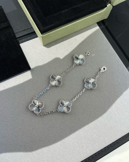 [Elara]GLÜCKSKLEE-ARMBAND MIT 5 MOTIVEN – LASER-KOLLEKTION